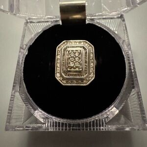 Gorgeous diamond ring set in 10kt white gold